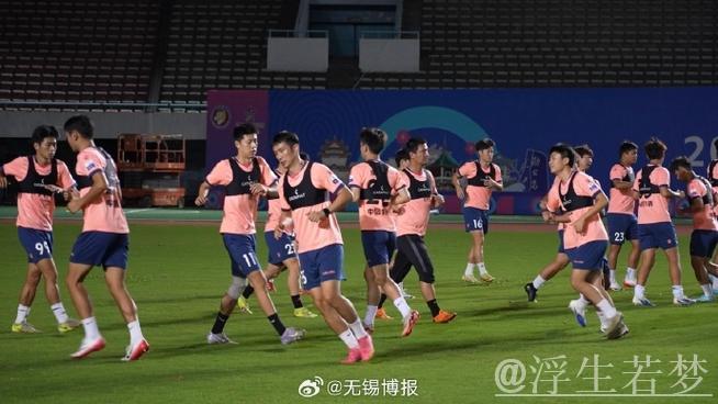 “苏超”周末再燃战火 无锡队全力备战 “苏超”周末再燃战火 无锡队全力备战