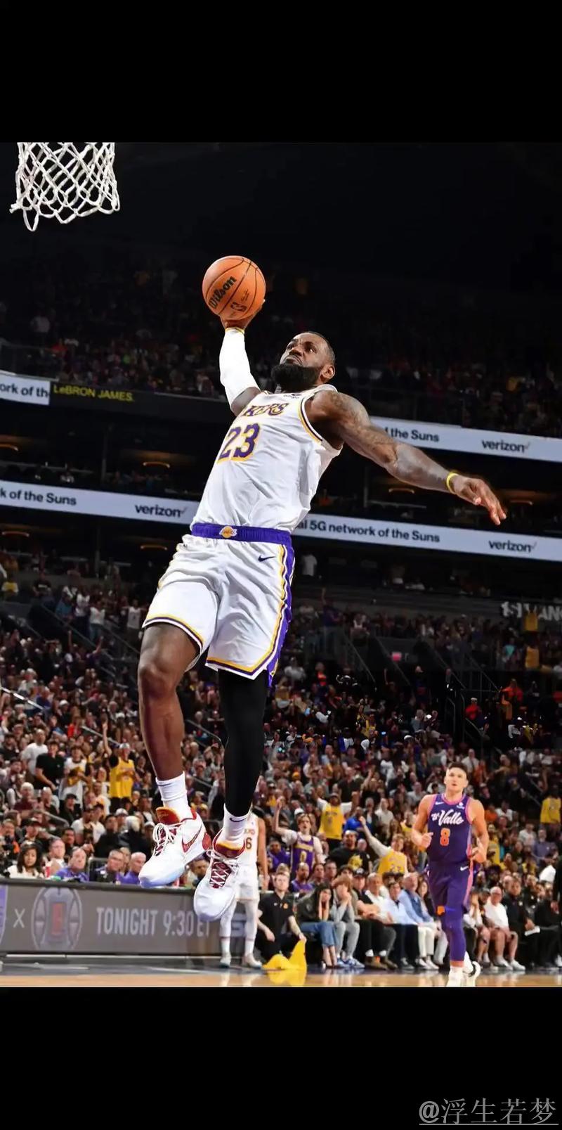 东契奇妙传快攻 詹姆斯战斧扣篮